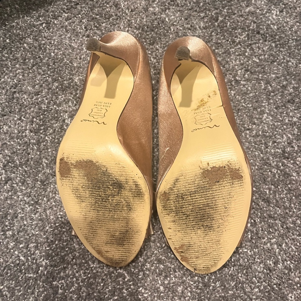 Nina Gold Peep Toe Ruffle size 6.5 - Picture 2 of 4